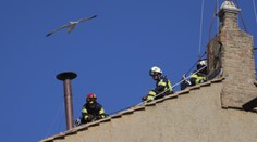 Prípravy na konkláve sú v plnom prúde. Na Sixtínsku kaplnku už namontovali komín