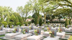 Traja muži kopali hrob pre príbuzného, keď ich náhle zabil blesk