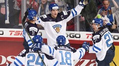 Fíni sa doma stali majstrami sveta, USA rozstrieľalo Švédov a majú bronz