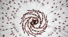 Pozrite sa bližšie: Tieto fantastické geometrické útvary tvoria vo vzduchu ľudia