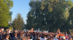 VIDEO: Chaos vo Švajčiarsku. Tiktoker so zlatou maskou sypal z neba peniaze, pri tlačenici sa zranilo dieťa