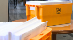 Ľuďom týždne bez vysvetlenia nechodila pošta: Našli si ju na pobočke v debničkách