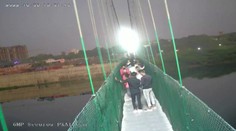 V Indii sa zrútil visutý most pre chodcov. Hlásia najmenej 140 mŕtvych