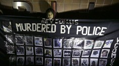 Polícia nariadila protestujúcim odísť z ulíc Fergusonu