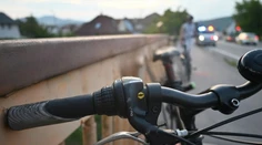 Opitý cyklista vrazil do chodca. Nehoda mala nečakaný koniec
