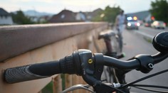 Opitý cyklista vrazil do chodca. Nehoda mala nečakaný koniec