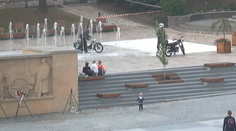 Výborný nápad za mastnú pokutu. Mladíci si pomýlili fontánu s umyvárkou