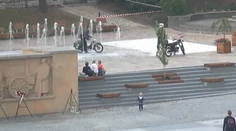 Výborný nápad za mastnú pokutu. Mladíci si pomýlili fontánu s umyvárkou