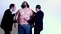 Hudobník plieskal obéznemu mužovi po bruchu. Vznikol perfektný zvuk