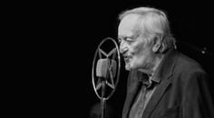 „Skôr než odídeš, aspoň mi zbohom daj,“ spieval Lasica. Pripomeňme si hudobný odkaz velikána