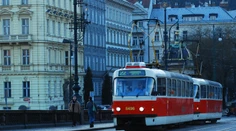 Električka zrazila 12-ročné dievča so slúchadlami. Zasahovali všetky záchranné zložky