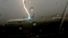 Dramatický okamih na videu. Blesk udrel priamo do lietadla