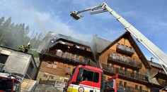 OBRAZOM: Na Kysuciach horel známy hotel Marlene. Ľudí evakuovali a požiar lokalizovali