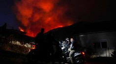 Stovky ľudí evakuovali, obce na svahoch pri Aténach ohrozoval požiar