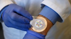 Vedci vyvíjajú vakcínovú "smart náplasť" proti koronavírusu. Aplikácia je úplne bezbolestná