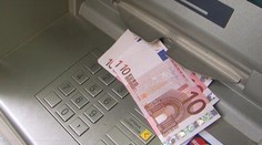 Zabudnuté bankovky v bankomate musíte vrátiť