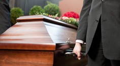 Nechutný biznis: Mŕtveho spália v lacnejšej truhle, ako mu vyberiete
