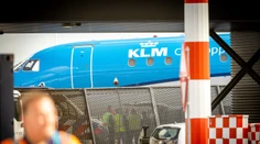 Desivý incident na letisku v Amsterdame. Svedkovia z hrôzou sledovali, ako muža rozdrvil motor lietadla