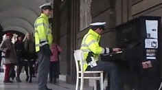 Tohto policajta si obľúbi každý