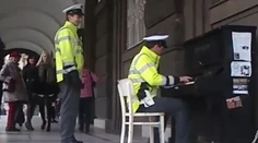 Tohto policajta si obľúbi každý