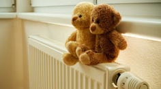 Rodičia pred svetom izolovali dve deti (6 a 9). Mali na sebe plienky, nevedeli rozprávať a žili v katastrofálnych podmienkach