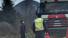 Policajti sa dobýjali do kamiónu. Vodič im nechcel otvoriť a mal na to dobrý dôvod