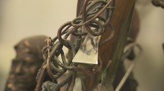 Slovenský sochár, ktorý sa nebojí experimentovať. Diela vytvára z bronzu, rohožiek aj lán