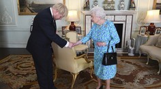 Kráľovná sa stretla s novým premiérom. Z tohto detailu sú fanúšikovia nadšení