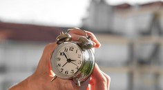 Zmena času má väčší vplyv, než si myslíte. Hrozí únava aj podráždenosť