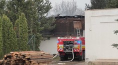 Obrovský požiar vo Viničnom neďaleko Pezinka. Plamene zachvátili budovu v bývalej rekreačnej oblasti