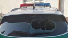 Muž (41) tehlou zničil dve policajné autá priamo pred stanicou