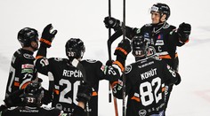 Extraliga: Poprad nasúkal Zámkom 12 gólov a vyrovnal rekord. Najväčšie derby rozhodli nájazdy