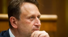 Samuela Vlčana v parlamente podržali, zostáva ministrom