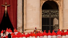 Technológie ohrozujú konkláve. Vatikán zaviedol opatrenia, ktoré kardinálom zakazujú používanie elektroniky