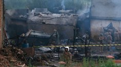 Vojenské lietadlo sa zrútilo do obývanej štvrte. Zahynulo najmenej 17 ľudí