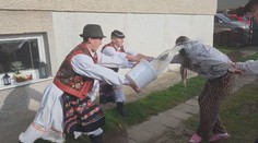 Takto vyzerá pravá šibačka na Podpoľaní. Mládenci vyrazili do ulíc už za úsvitu