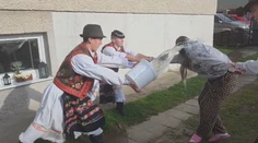 Takto vyzerá pravá šibačka na Podpoľaní. Mládenci vyrazili do ulíc už za úsvitu