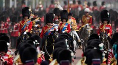 Kráľovská oslava narodenín. Karol III. prišiel na vojenskú prehliadku prvýkrát ako panovník