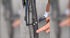 Na Tour de France hrozilo nešťastie. Pred cieľom na trať rozsypali špendlíky, 20 jazdcov dostalo defekt
