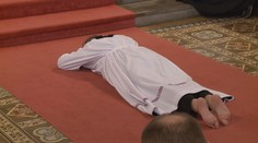 Nevídané gesto na pomery katolíckej cirkvi na Slovensku. Odložil svoju biskupskú mitru a bosý si ľahol pred oltár