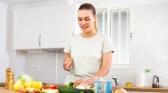 Zdravá večera za 18 eur pre štyroch? Lekárka varí rýchle jedlá, ktoré prospievajú aj črevám