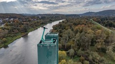 Bizarná situácia v Poľsku. Ktosi nechal zaparkovanú kolobežku na vrchole mosta