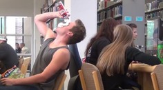 Zasmejte sa! Mladík vyčíňal v knižnici, študenti netušili, že je to skrytá kamera