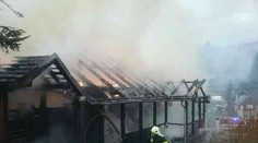 Oheň zachvátil rodinný dom v Čiernom Balogu. Rozšíril sa aj na priľahlé stavby