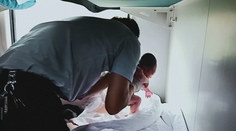 Prišlo to nečakane: Žena porodila v idúcom vlaku