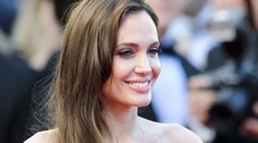 Angelina Jolie je opäť zamilovaná. Do slávneho speváka a herca