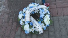 O miesto Dankovej nehody je veľký záujem. Ľudia pália sviečky, kladú vence a vtipkujú