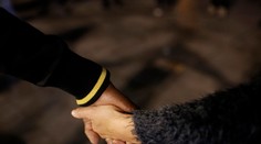 Parížania si pripomenuli útoky. Držali sa za ruky a ticho plakali