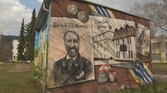 Z chátrajúcich múrov umelecké diela. Dvojica umelcov mení Púchov na galériu