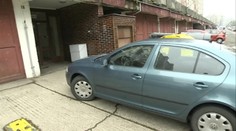 Nezmyselné parkovanie pred vchodom: Sanitka sa k vám nemusí dostať